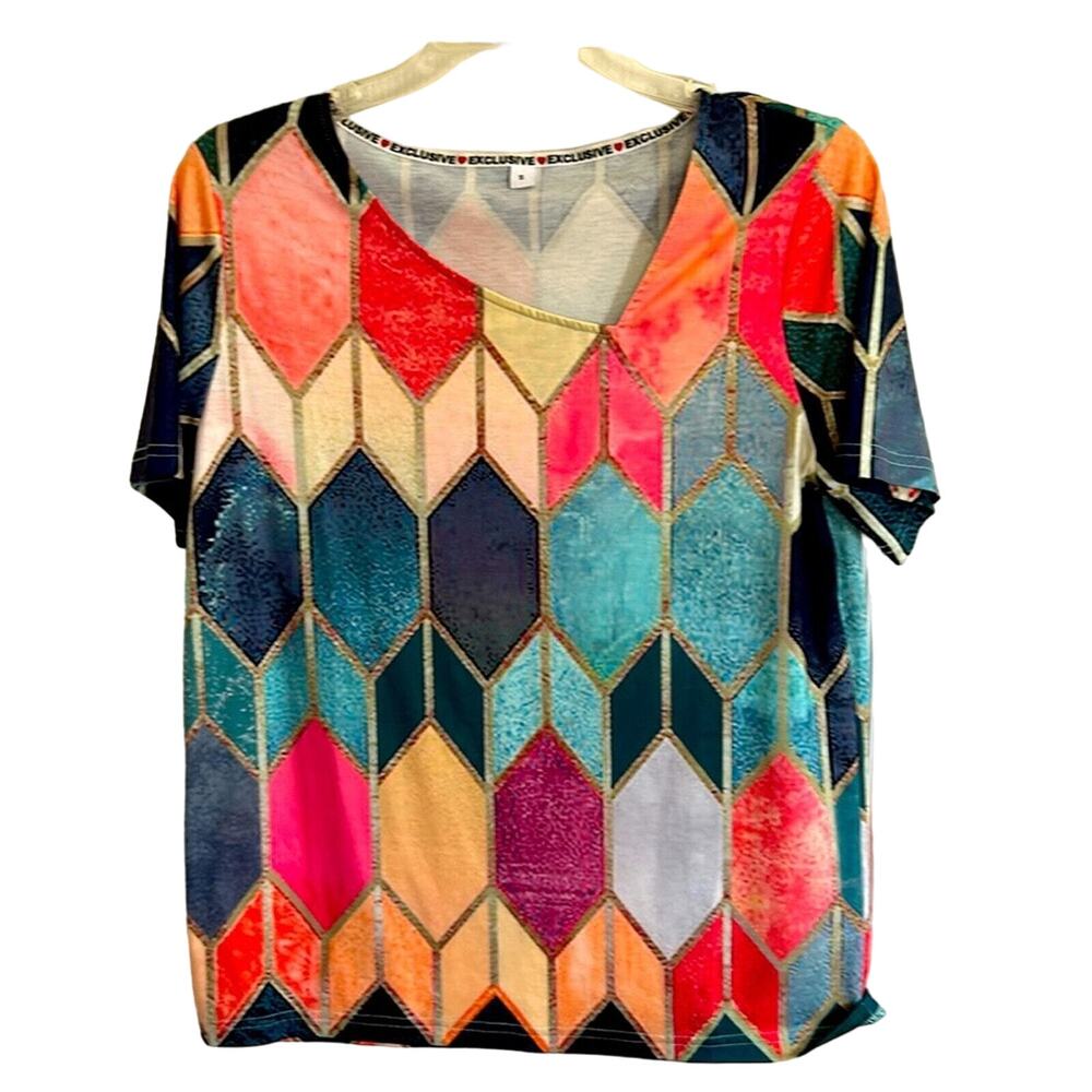 Exclusive size, small geometric design, short sleeve top lightweight